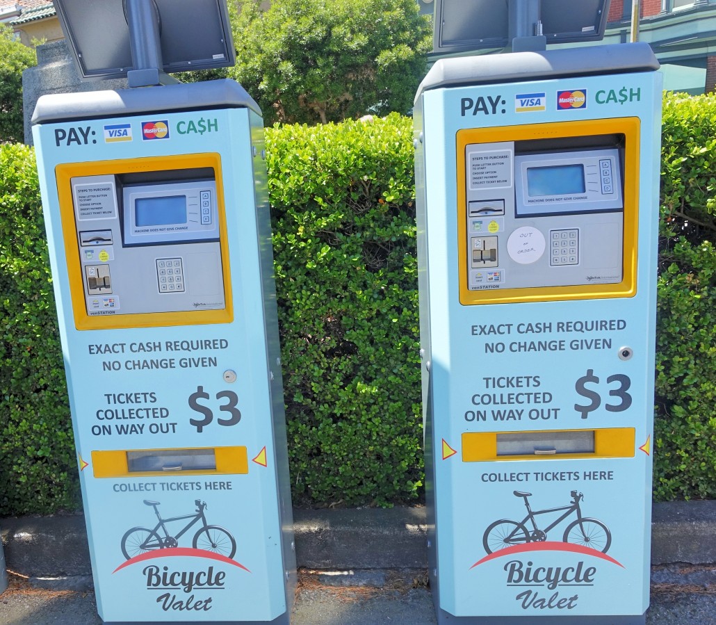 Só $3 para estacionar o dia inteiro. A máquina não dá troco. Tenha em mãos moedas ou notas de $ 1.